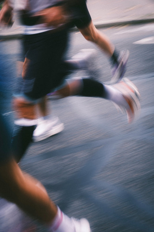 Picture by Pierre Antoine Franck for Unsplash of blurred runners displayed on Fuel Kit in a half marathon