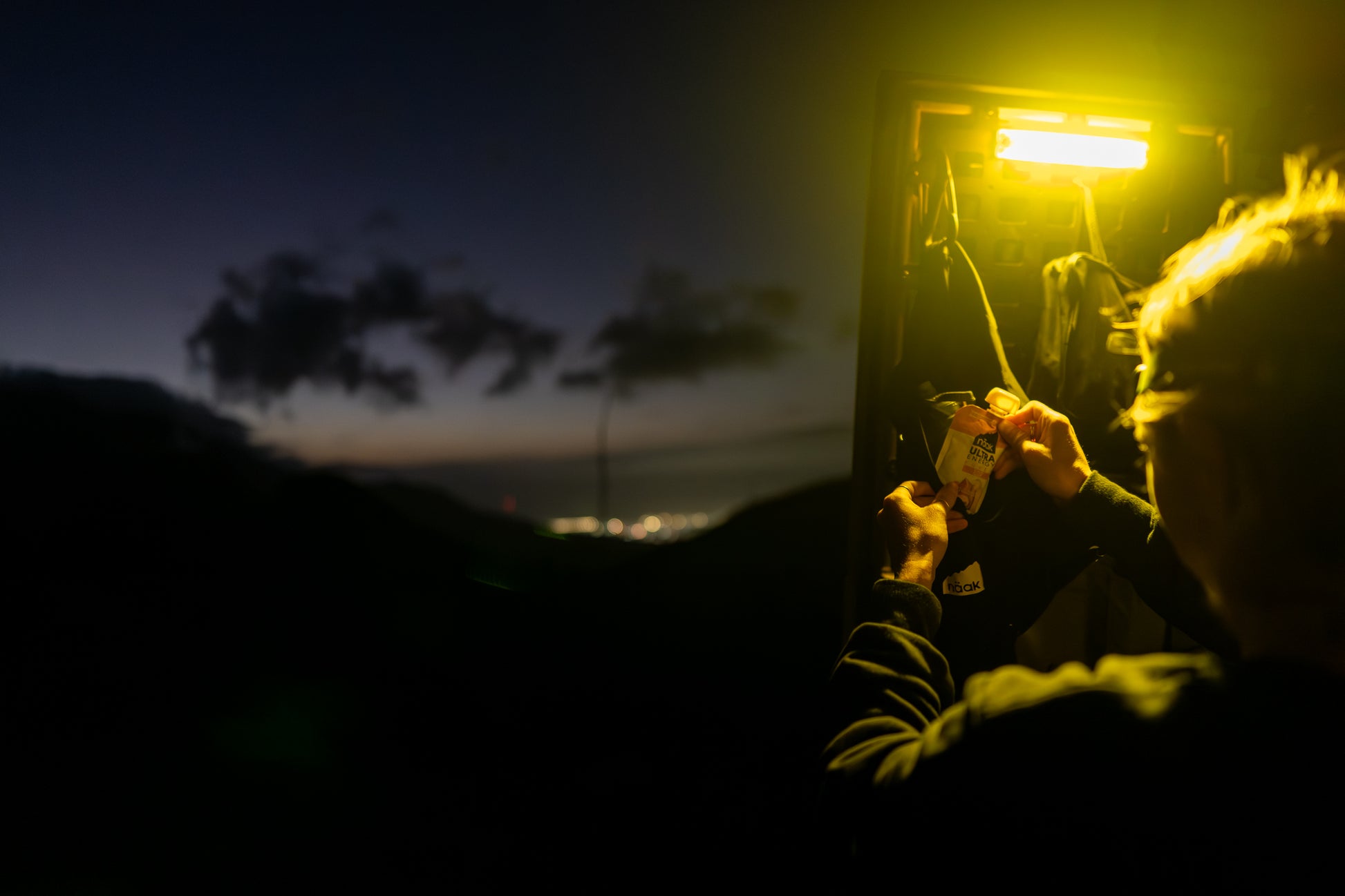 Näak Ultra Energy Pureé in the dark with a light being used for a night trail race 