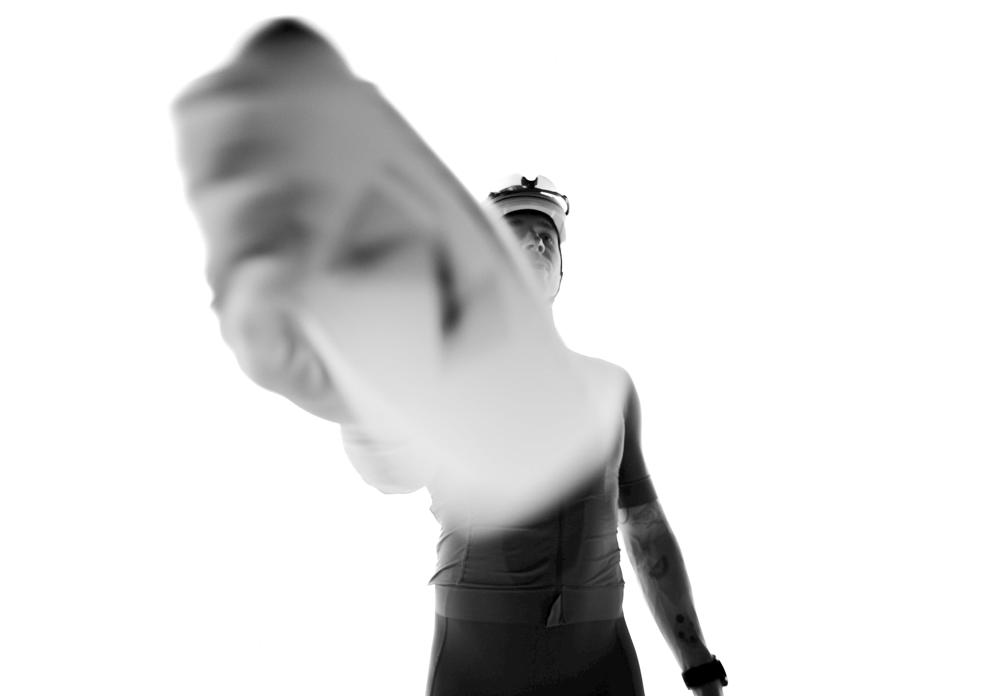 Black and white silhouette of a person with a hat holding a Maurten Drinkflask 550 ml