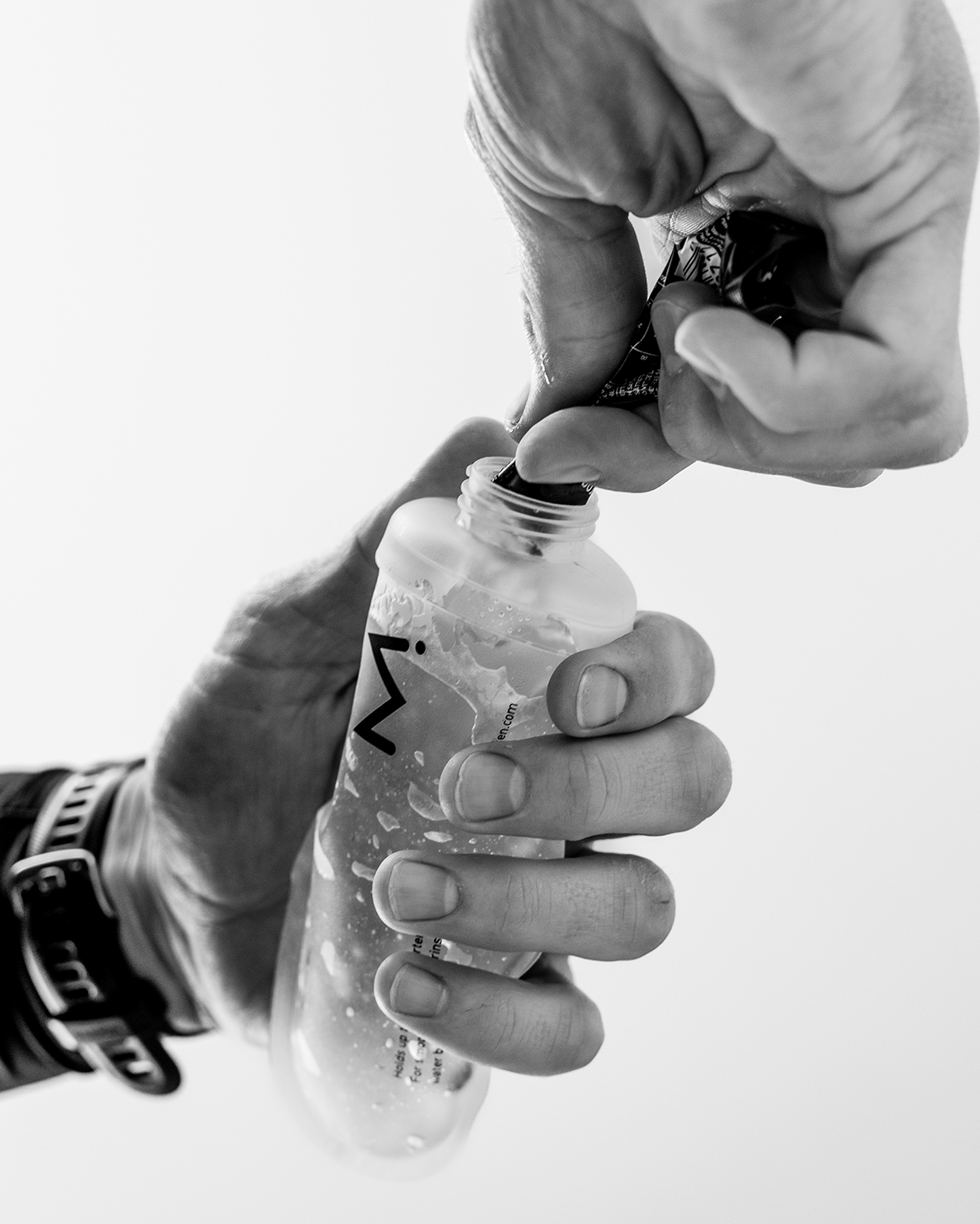 Person opening a Maurten GelFlask 150 ml and squeezing in a Maurten Gel